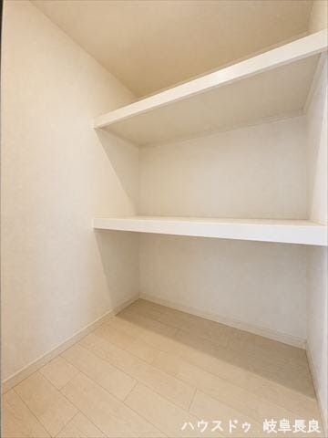 ≪2F≫※居住中につき室内をCGにてもの消しをしたものです。
多目的に活用できる納戸は、収納スペースとしてはもちろん、趣味の用品置き場としても便利な空間です。