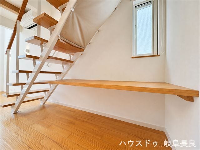 ≪カウンター≫※居住中につき室内をCGにてもの消しをしたものです。
リビング階段下のスペースを有効活用したカウンター。テレワークやお子さまの学習、読書など幅広く活用できる便利な空間です。