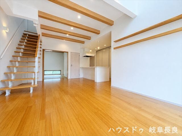 ※居住中につき室内をCGにてもの消しをしたものです。
開放感あふれる吹抜けリビング。木の温もりを感じる梁とリビング階段が、家族の自然なコミュニケーションを育む心地よい住空間です。
