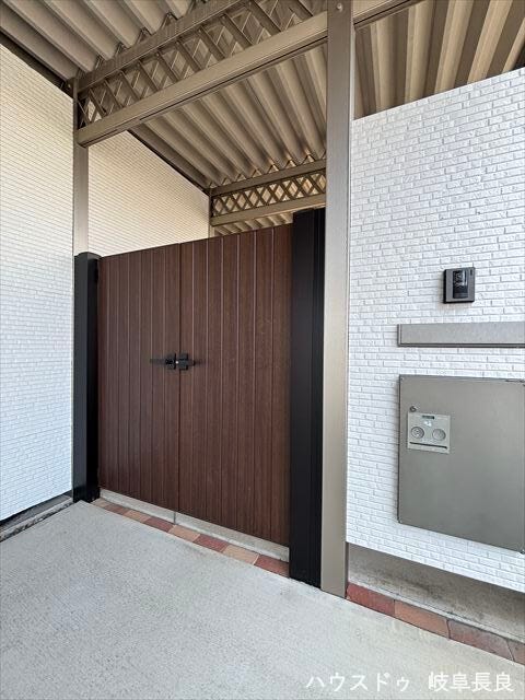 ≪外玄関≫門扉付きの玄関アプローチを採用。プライバシーや防犯性にも配慮し、ご家族を安心して迎える上質なエントランスです。