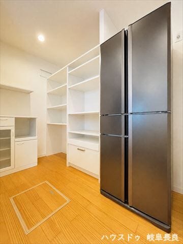 ≪家事室≫※居住中につき室内をCGにてもの消しをしたものです。
扉付きだから来客時も安心の家事室。食品や日用品のストック、家電の収納など、多目的に活用できる便利な空間です。