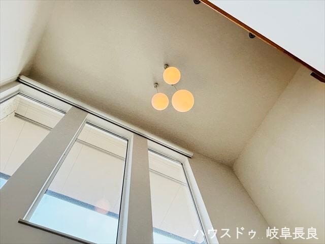 ≪吹き抜け≫大きな吹抜けが住まいに開放感と明るさをプラス。高窓からたっぷりと自然光が差し込み、心地よい空間を演出します。