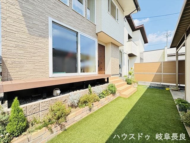 フェンスでプライバシーにも配慮した庭空間。人工芝を採用し、ご家族やペットと心地よい時間を過ごせるスペースです。