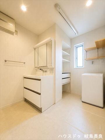 ※居住中につき室内をCGにてもの消しをしたものです。
収納力を備えた洗面化粧台と可動棚を設置した洗面脱衣所。毎日の身支度や洗濯がスムーズにこなせる、機能性に優れた空間です。