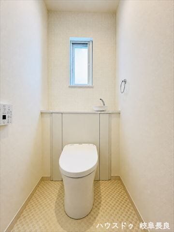 ≪1F≫※居住中につき室内をCGにてもの消しをしたものです。
トイレに窓を設けることで、自然光を取り込みながら効率よく換気ができる、快適な空間となっています。