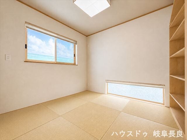 ≪4.5帖≫※居住中につき室内をCGにてもの消しをしたものです。
リビングに隣接する和室は、家族の気配を感じながら過ごせる安心の空間。多彩な用途で活躍します。
