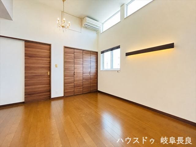 ≪8.3帖≫※居住中につき室内をCGにてもの消しをしたものです。
吹抜けがもたらす開放感と高窓からのやさしい採光が魅力。ゆとりある約8.3帖の洋室で、主寝室としても快適にお使いいただけます。