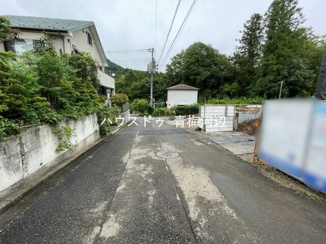 【北西側 前面道路】幅員約4.5mの前面道路です。車がすれ違うには厳しい道幅ですが、車はスピードを抑えて走行するので、お子様にも安全な道幅となっています。