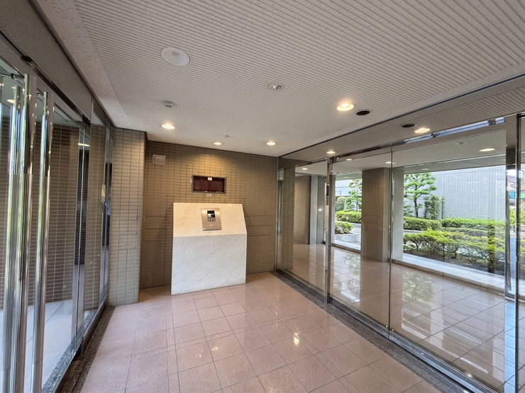 東側 エントランス
※こちらの写真は家具等を消す加工を行っております