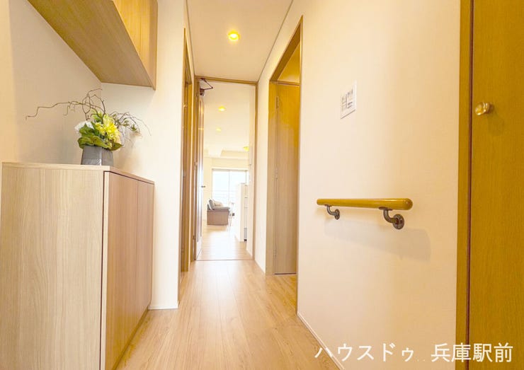 ◇すっきりとした玄関は収納力のあるシューズボックス付き。手すりを備えた安心設計で、毎日の出入りを快適にサポートします。