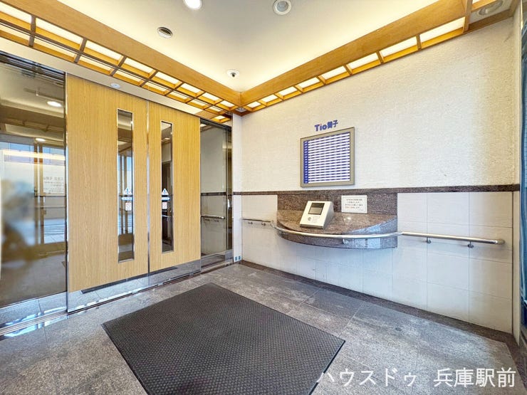 ◇オートロック付きのエントランスが住まいの安心をサポート。手すりを備えたバリアフリー設計で、小さなお子さまからご年配の方まで快適にご利用いただけます。