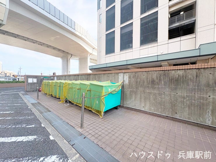 ◇敷地内にゴミ置き場を設置。住民専用なのでゴミ出しもスムーズで、毎日の暮らしを快適にサポートします。