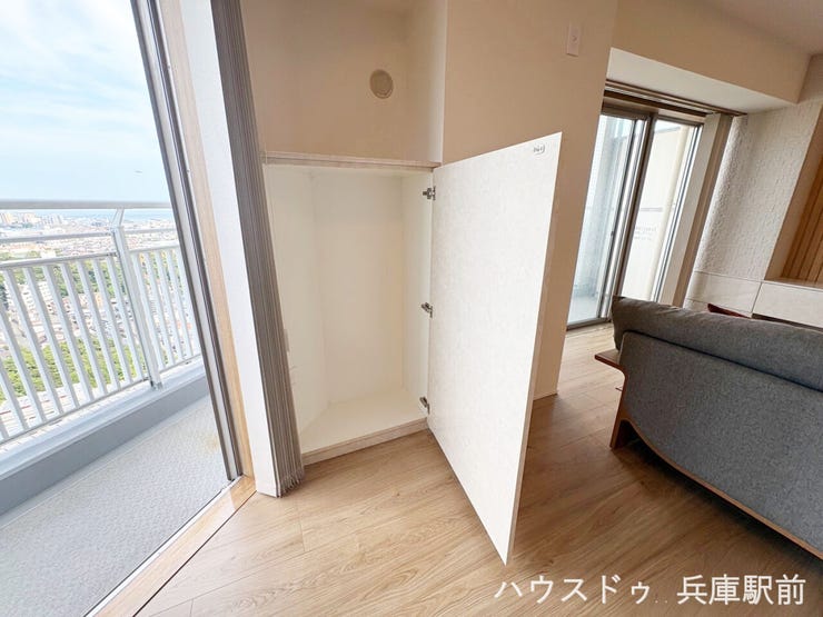 ◇リビングには便利な収納スペースを設置。掃除用品や日用品のストックはもちろん、コードレス掃除機など高さのあるものも収納でき、生活感を抑えたすっきりとした空間を保てます。