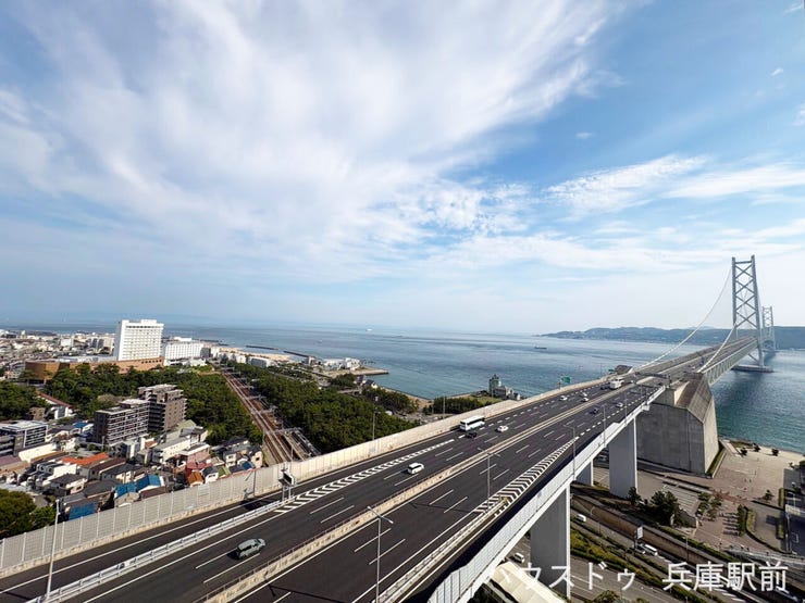 ◇明石海峡大橋と海を望む贅沢なパノラマビュー。晴れた日には青空と海が織りなす絶景が広がり、毎日の暮らしをより豊かに彩ります。