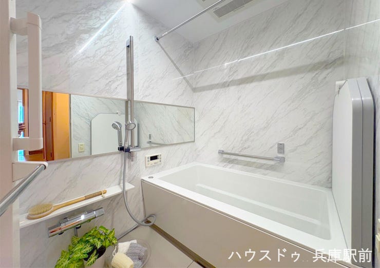 ◇高級感のある大理石調パネルを採用した浴室。ゆったりと足を伸ばせる浴槽で、一日の疲れを癒す快適なバスタイムをお楽しみいただけます。