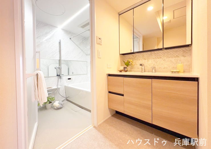 ◇ホテルライクなデザインが魅力の洗面化粧台。ゆとりある洗面室には可動棚を備えたリネン収納付き。タオルや洗剤、ストック用品をすっきり整理でき、洗面まわりを美しく保てます。