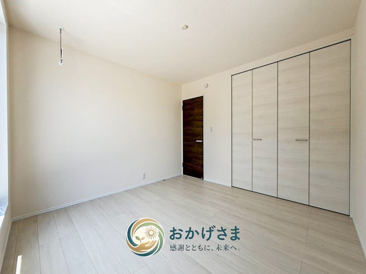 【洋室】
室内物干し器具付きで雨の日の部屋干しも安心な洋室。ホワイト木目の大型クローゼットを備えています。