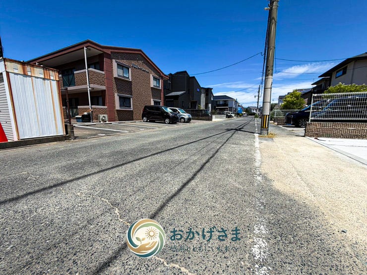 【前面道路】
すっきり綺麗に舗装された見通しの良い前面道路。車の出し入れや日常の通行もストレスなく行えます。