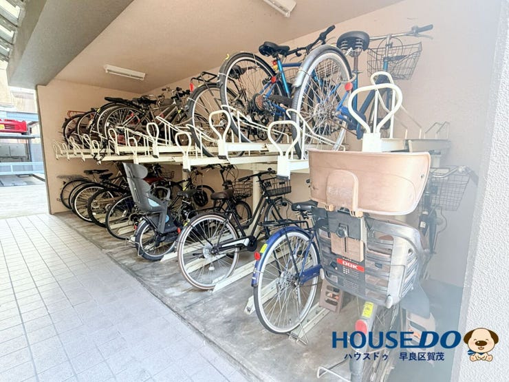雨の日も安心して利用できる屋根付き駐輪場。
大切な自転車を雨風から守りながら、
日々の移動を快適にサポートしてくれます。