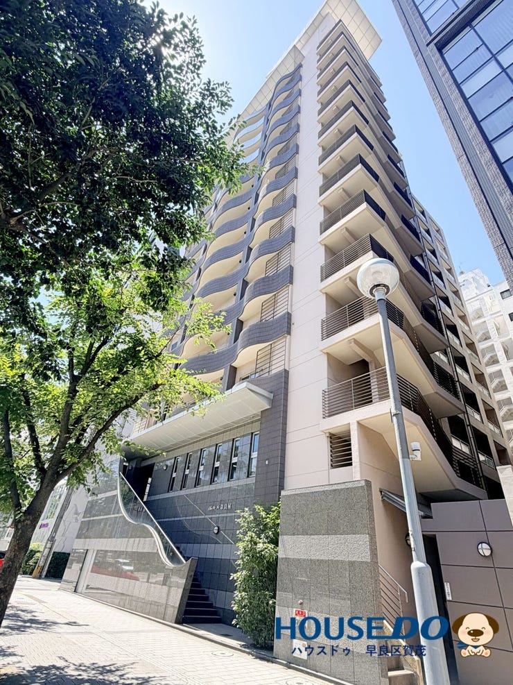 【外観】
街並みに調和する落ち着いた佇まいの外観。
13階建ての堂々としたフォルムが印象的で、
都心にありながら品格と存在感を感じられるマンションです。