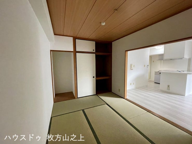 LDKと一体利用できる開放的な和室