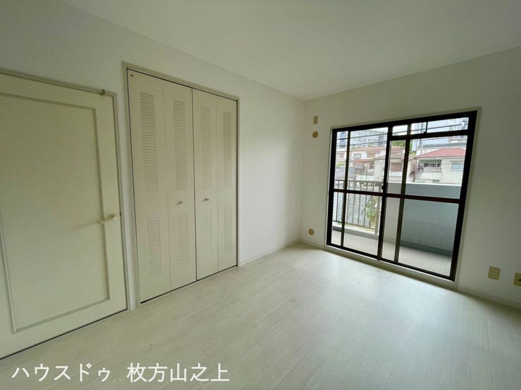 大きな窓から陽光が差し込む明るい洋室