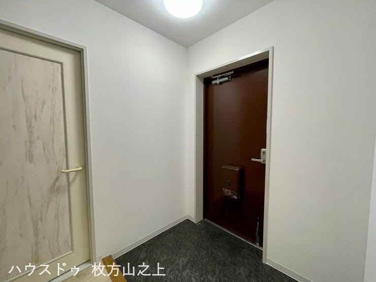 シンプルで上品な印象の玄関空間