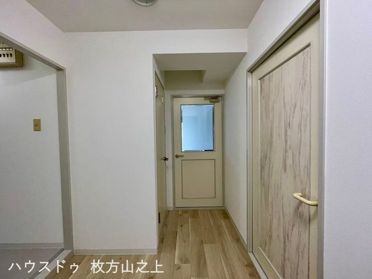 木目調で統一された明るい廊下空間