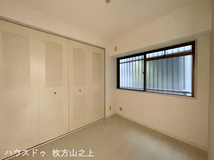 衣類や荷物もすっきり片付く収納付き洋室