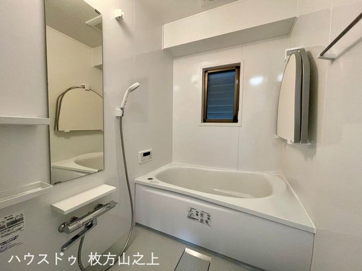 窓付きで換気しやすい明るい浴室