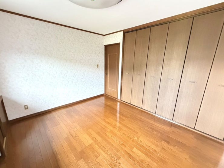 7帖の洋室。お部屋のお掃除が楽々なフローリング仕様!