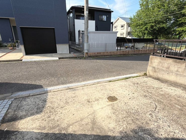 前面道路幅員約6mにつき、駐車やすれ違いもスムーズです。