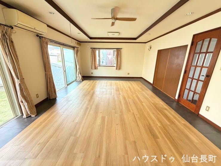 【リビング】
27.5帖の開放感溢れる広々リビング。南東向きのお庭に面した明るい空間です♪