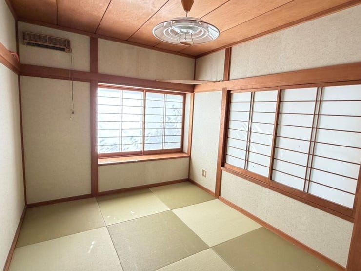 6帖の和室1。二面窓で採光・通風の良いお部屋です。