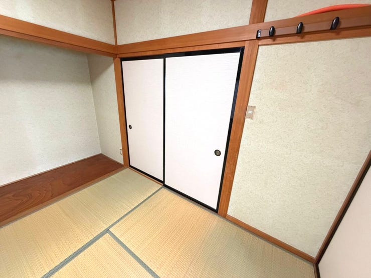 6帖の和室2。リビング・廊下に隣接しております。くつろぎのお部屋や来客部屋として使用可能です。