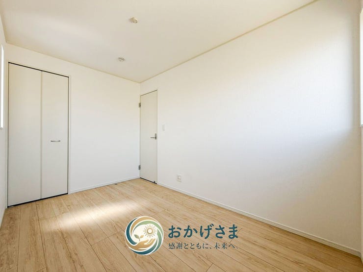 【洋室】
両開きのクローゼットを備えた使いやすい洋室。整えられたシンプルな空間で居心地よく過ごせます。