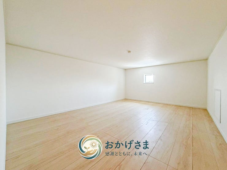 【小屋裏収納・ロフト】
季節物の荷物や思い出の品をたっぷり収納できる大容量スペース。お部屋を広く保つのに大活躍します。