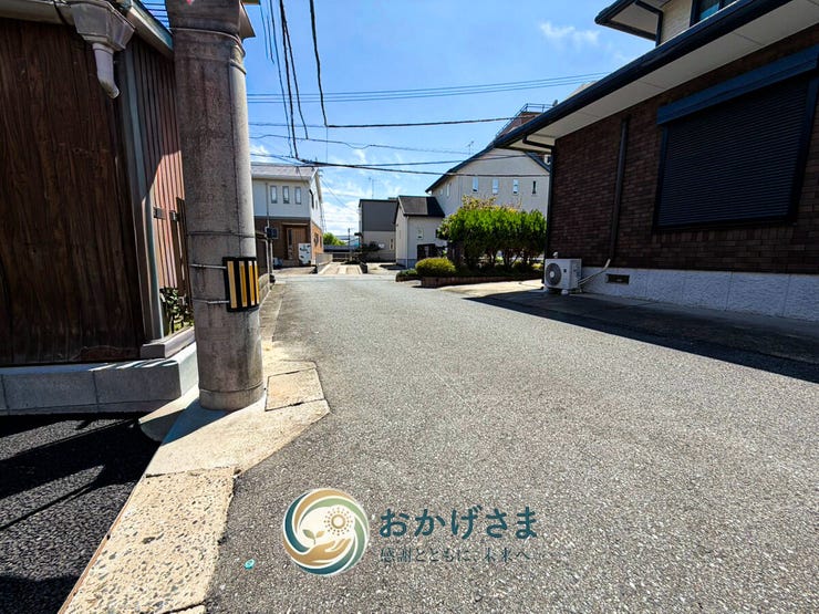 【前面道路】
前面道路は綺麗に舗装されており見通しも良好。車通りが落ち着いており日常の移動も安心です。
