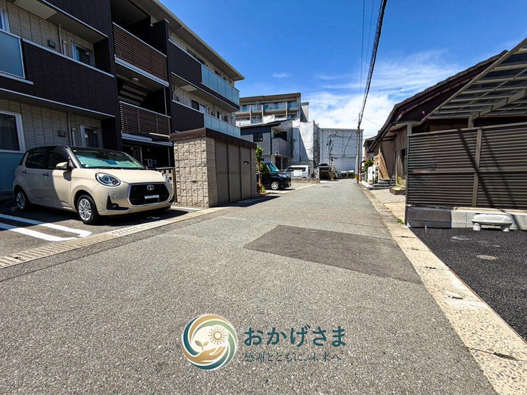 【前面道路】
日当たりが良く開放感のある道路環境。幅員がしっかりと確保されお車の駐車やすれ違いもスムーズです。