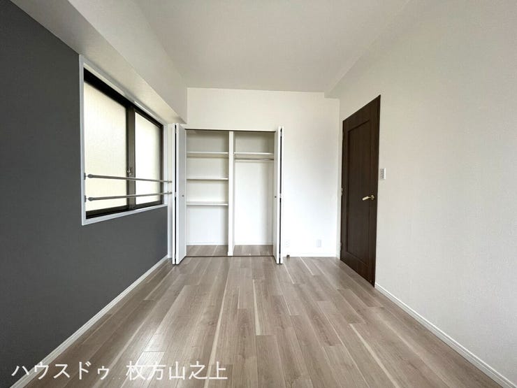 落ち着いた雰囲気と収納を備えた洋室です。