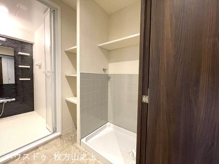 棚付きで使い勝手の良い脱衣スペースです。