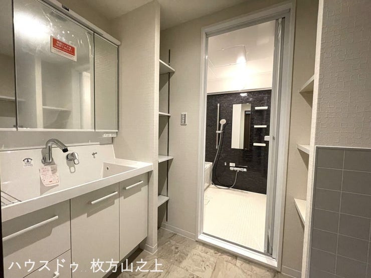 三面鏡付きの洗面化粧台。豊富な収納を備えた使い勝手の良い空間です。