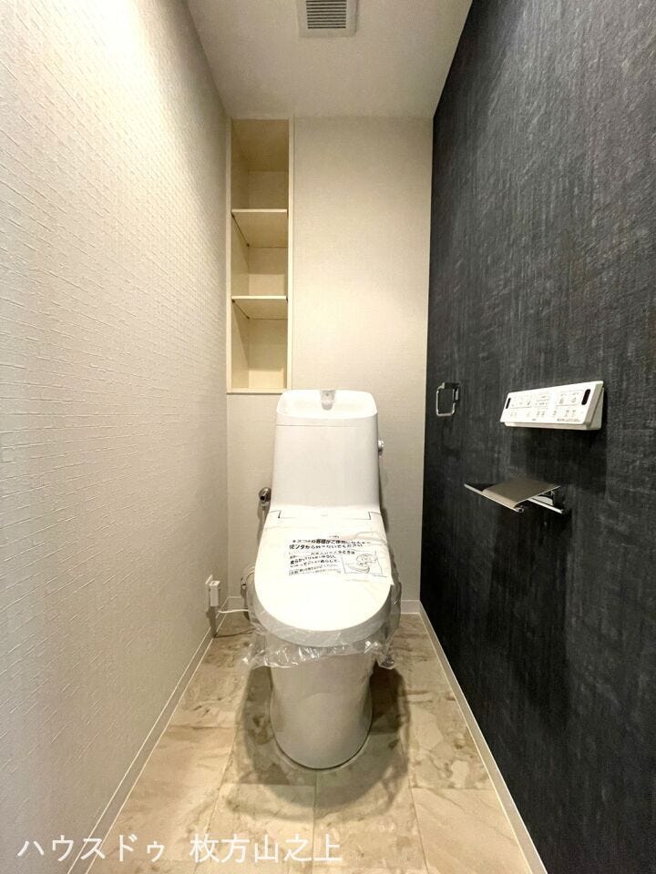温水洗浄便座付き。落ち着いた雰囲気のトイレです。