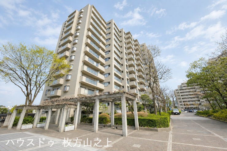 【外観】
青空に映える堂々とした外観。緑豊かな住環境が魅力です。