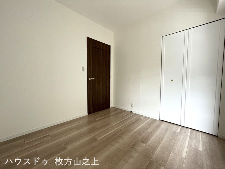 明るく使い勝手の良い洋室です。