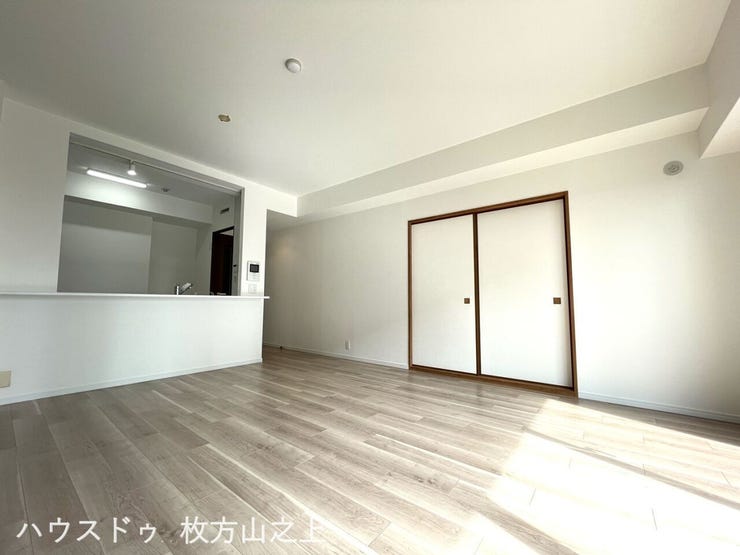 開放感あふれるLDK。隣接する洋室と一体利用も可能です。