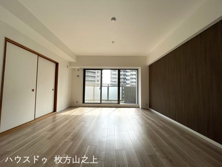 奥行きのある開放的なリビング。明るく心地よい空間です。