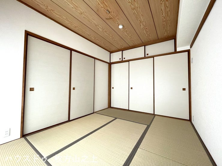 押入れを備えた機能的な和室です。