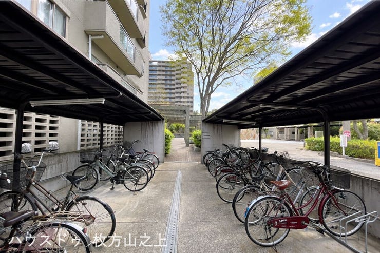 屋根付きで雨の日も安心の駐輪場です。