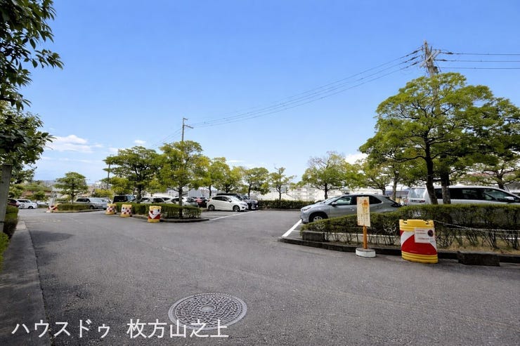 平置きで出し入れしやすい駐車場です。